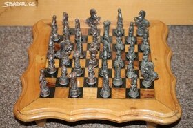 Šachy s cínovými figurkami - doprava v ceně