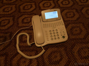 Mobilní telefon na stůl.