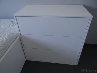 Bílá komoda se 3 zásuvkami
