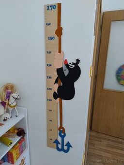 Dřevěné hodiny a metr Krteček