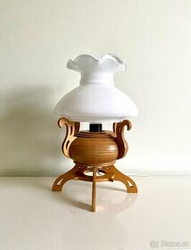 Retro stolní lampa petrolejka na elektřinu
