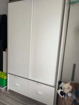 Skříň na věšáky s supliky