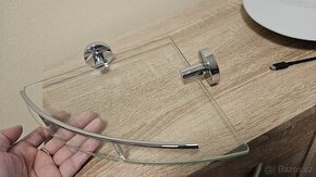 Skleněná rohová polička