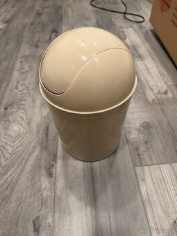 Malý plastový odpadkový koš s výklopným víkem