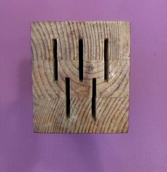 Dřevěný stojan na nože