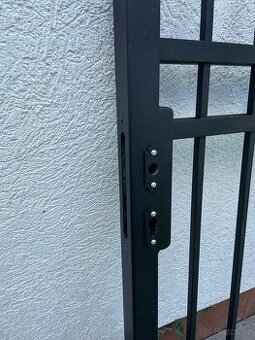 Nová branka - žárový zinek, komaxit