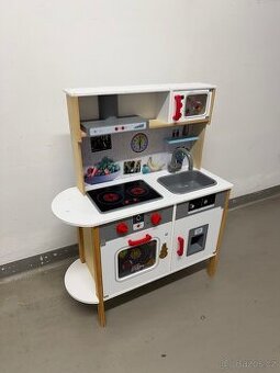 Dětská dřevěná kuchyňka