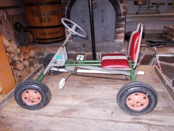 Historická šlapací kára