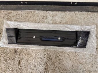 BMW E34 kouřový/černý  Heckblende - NOVÝ