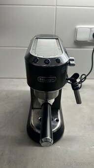 Kávovar pákový De'Longhi Dedica EC 685.BK