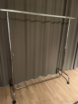 Pevný pojízdný stojan na oblečení – šířka až 220 cm