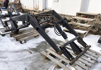 ČELNÍ NAKLADAČ NA ZETOR 7245 PLUS LOPATA.