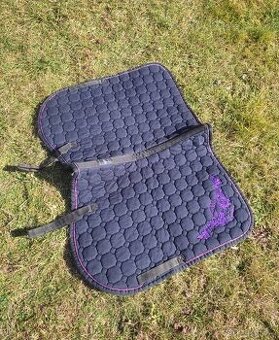 Tmavě modrá skoková dečka Equiline se stříbřitým lemem