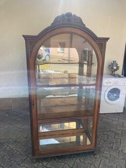 Starožitná prosklená vitrína – řezbovaná