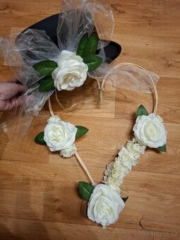 Svatební dekorace na auto - bile ruze