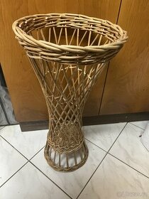 Proutěný stojan na květinu