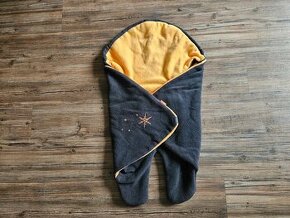 Hnědá oranžová fleecová zavinovačka do autosedačky Emitex