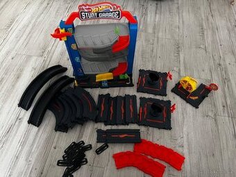 Hot Wheels city přenosná garáž + 2 x dráha city + pizza