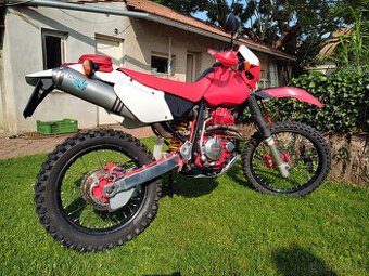 Honda XR400R v perfektním stavu.