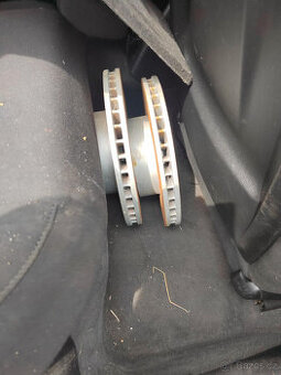 BMW E61, přední kotouče skoro nové + třmeny