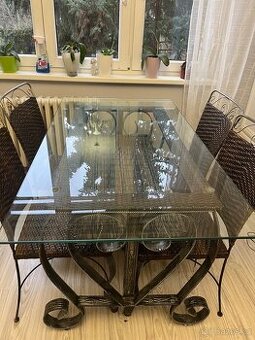 Jídelny stůl a 4 židle (kompletní)