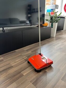 MECHANICKÝ ZAMETAČ KOBERCŮ KONTI 84 KOVO OSTRAVA 1984