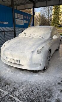 Tesla Model Y, LR AWD. Cena s DPH.