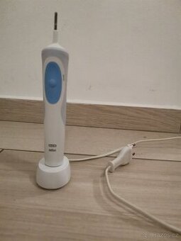 Elektrický zubní kartáček Oral-B + 1 nová hlavice