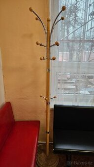 Věšák volně stojící, dřevěný, demontovatelný