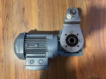 Elektromotor s převodovkou SEW