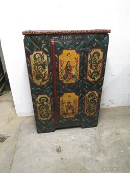 Malovaná skříň po celkové starší renovaci