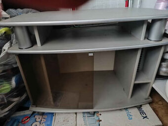 STOLEK POD TELEVIZI NA KOLEČKÁCH