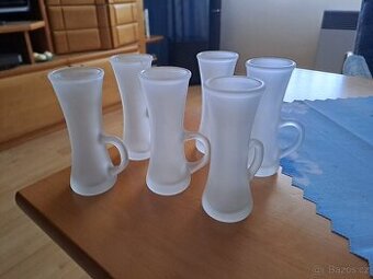 Šest skleniček na cedrový likér