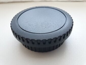 Krytka Canon EF na tělo fotoaparátu a bajonet objektivu