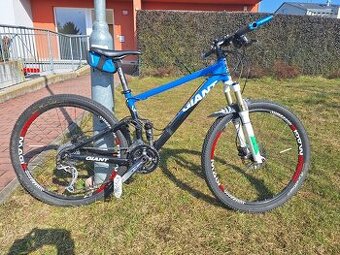Pohodlné celoodpružené horské kolo Giant