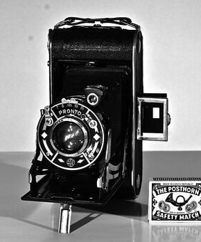 GLUNZ 6x9. Starožitný fotoaparát.