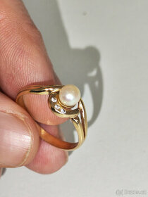 Dámský zlatý prstýnek s pravou perlou a zirkony - 1
