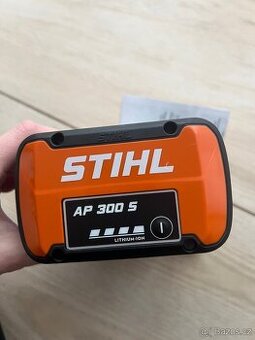 STIHL baterie AP 300S s nabíječkou - 1