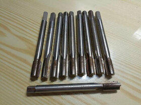 Závitník M12x1
