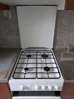 Plynový sporák MORA, digestoř Zanussi