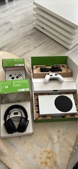 Xbox series s 2 ovladace a bezdratove sluchatka Xbox
