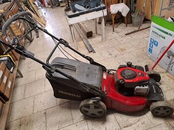Benzínová sekačka s pojezdem