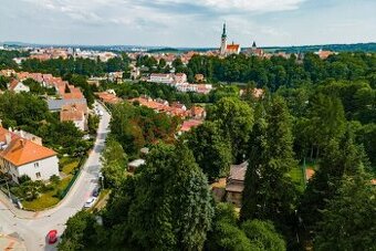 Stavební pozemek 583 m², ulice Jordánská – výhled na staré m