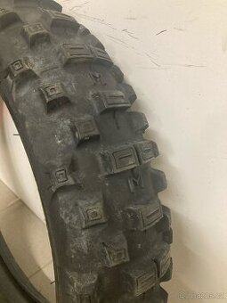 Pneu a mousse 140/80-18