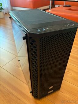 Herní PC se dvěma monitory