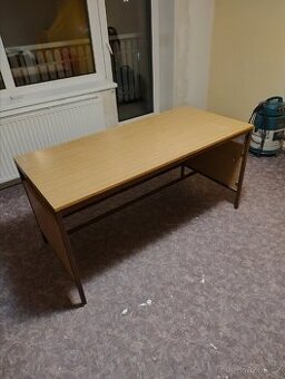 Bytelný pracovní stůl