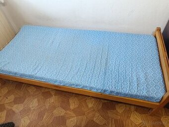 Postel z masivu se zánovní matrací 200x80