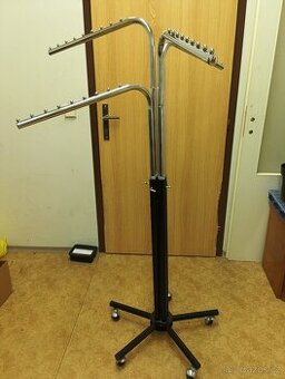 stojan na oblečení