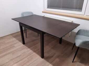 Rozkládací jídelní stůl