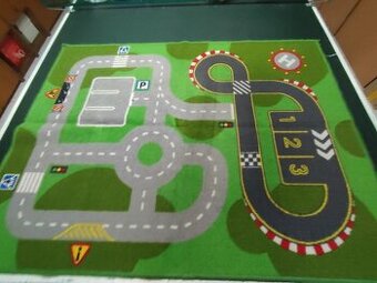 Dětský koberec se silnicemi a závodním okruhem